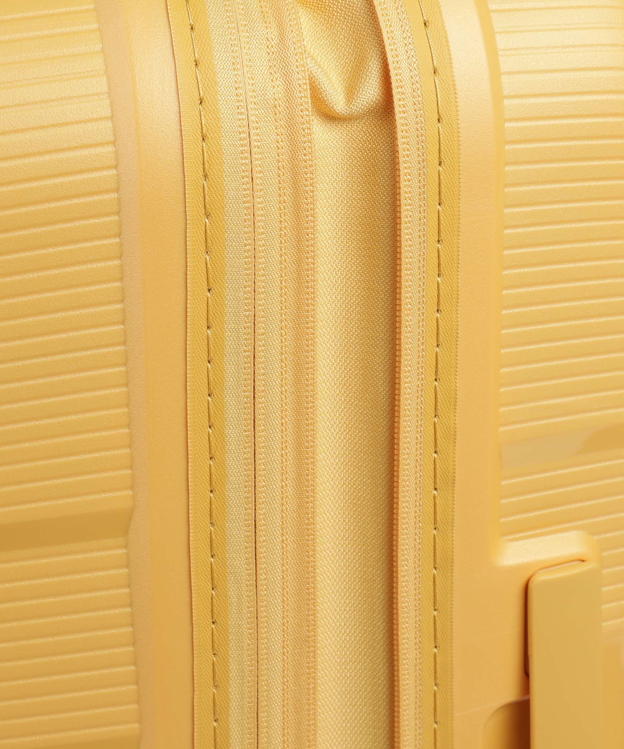 American Tourister Starvibe Walizka na 4 kołach metallic banana - Image 4