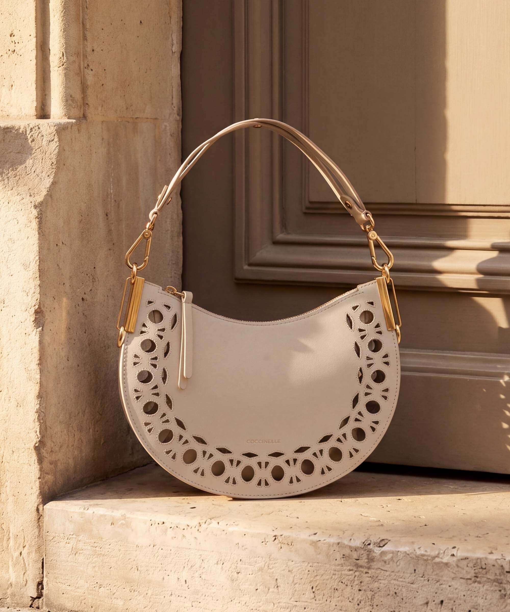 Coccinelle Sunup Monogram Sangallo Torba na ramię sandshell - Image 2